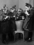 Little Girls Brushing their Teeth Photographie par Knorr & Hirth 