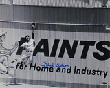 Hank Aaron Wall Catch B/W Autographed Photo (Hand Signed Collectable) Photo
