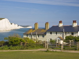 View of the Seven Sisters Cliffs, the Coastguard Cottages on Seaford Head, East Sussex Fotografie-Druck von Neale Clarke