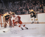Gordie Howe Detroit Red Wings - Vs. Bruins –  with Mr. Hockey Inscription Photo
