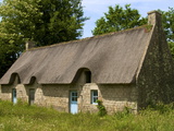 Typical Ancient Breton Thatched House, Near Lorient, Morbihan, Brittany, France, Europe Fotografie-Druck von Guy Thouvenin