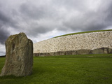Ancient Burial Mound, Newgrange, County Meath, Republic of Ireland (Eire) Impressão fotográfica por Jean Brooks Ancient Burial Mound, Newgrange, County Meath, Republic of Ireland (Eire) Impressão fotográfica por Jean Brooks