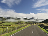 Road and Farmland, Near Matawai, Gisborne, North Island, New Zealand, Pacific Lámina fotográfica por Jochen Schlenker