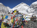 Prayer Flags at the Everest Base Camp Sign, Sagarmatha National Park, Himalayas Photographie par Christian Kober