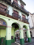 Old Buildings With Porticos, Havana, Cuba, West Indies, Central America Fotografie-Druck von Donald Nausbaum