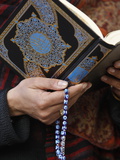 Woman Reading Koran, Jordan, Middle East Fotografisk tryk