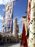 Main Street With Mosque and Carpet Shop Display, Tozeur, Tunisia, North Africa, Africa Fotografisk tryk af Dallas & John Heaton Main Street With Mosque and Carpet Shop Display, Tozeur, Tunisia, North Africa, Africa Fotografisk tryk af Dallas & John Heaton