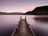 Jetty on Ullswater at Dawn, Glenridding Village, Lake District National Park, Cumbria, England, Uk Fotografisk tryk af Lee Frost