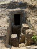 Tomb, Etruscan Necropolis of Ara Del Tufo, Tuscania, Viterbo, Lazio, Latium, Italy, Europe Lámina fotográfica Tomb, Etruscan Necropolis of Ara Del Tufo, Tuscania, Viterbo, Lazio, Latium, Italy, Europe Lámina fotográfica