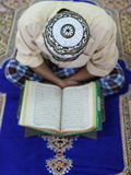 Muslim Man Reading the Quran in Mosque, Ho Chi Minh City, Vietnam, Indochina, Southeast Asia, Asia Fotografie-Druck