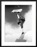 Snowboarder Doing a Handstand Indrammet fotografitryk af Kurt Olesek