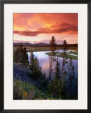 Yellowstone River Meandering Through Hayden Valley at Sunset, Yellowstone National Park, USA Impressão fotográfica emoldurada por John Elk III