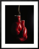 Hanging Boxing Gloves Photographie encadrée par Ernie Friedlander