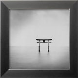 Torii, Takaishima, Honshu, Japan, 2002 Julisteet tekijänä Michael Kenna Torii, Takaishima, Honshu, Japan, 2002 Julisteet tekijänä Michael Kenna