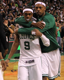 Boston, MA - June 03: Rajon Rondo and Paul Pierce Fotografie-Druck von Jim Rogash