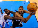 Oklahoma City, OK - June 2: Tim Duncan and Kendrick Perkins Fotografisk tryk af Larry W. Smith Oklahoma City, OK - June 2: Tim Duncan and Kendrick Perkins Fotografisk tryk af Larry W. Smith