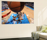 Oklahoma City, OK - June 2: Kawhi Leonard and Kendrick Perkins Affiche par Andrew Bernstein