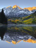The Maroon Bells in Autumn Photographie par Robbie George