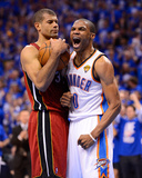 Oklahoma City, OK - June 12: Russell Westbrook and Shane Battier Impressão fotográfica por Ronald Martinez Oklahoma City, OK - June 12: Russell Westbrook and Shane Battier Impressão fotográfica por Ronald Martinez
