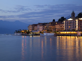 Promenade and Lake at Dusk, Bellagio, Lake Como, Lombardy, Italian Lakes, Italy, Europe Fotografie-Druck von Frank Fell