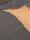 Woman Walking Through Kelso Dunes, Mojave Desert National Reserve, California, United States of Ame Photographie par Colin Brynn