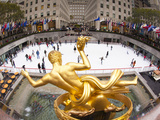 Ice Skating Rink Below the Rockefeller Centre Building on Fifth Avenue, New York City, New York, Un Photographic Print by Gavin Hellier