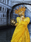 Masked Figure in Costume at the 2012 Carnival, with Ponte Di Sospiri in the Background, Venice, Ven Lámina fotográfica por Jochen Schlenker