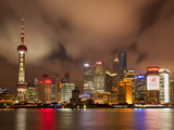 City Skyline at Night with Oriental Pearl Tower and Pudong Skyscrapers across the Huangpu River, Sh Photographie par Neale Clark