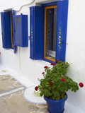 Blue Shutters, Plaka, Old Village, Milos, Cyclades Islands, Greek Islands, Greece, Europe Photographie par  Tuul