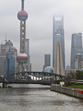 Suzhou Creek and the Waibaidu Bridge with View Towards the Pudong Skyline, Shanghai, China, Asia Photographie par Amanda Hall