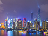 Pudong Skyline at Night across the Huangpu River, Shanghai, China, Asia Fotografie-Druck von Amanda Hall