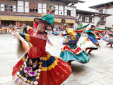 Monks Performing Traditional Black Hat Dance at the Wangdue Phodrang Tsechu, Wangdue Phodrang Dzong Fotografie-Druck von Lee Frost