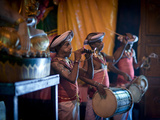 Musicians at Gangaramaya Buddhist Temple, Site of Annual Navam Perahera Festival, Colombo, Sri Lank Fotografie-Druck von Kim Walker