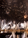 The Amazing Fireworks Display During the Night of Redentore Celebration in the Basin of St. Mark, V Fotografie-Druck von Carlo Morucchio