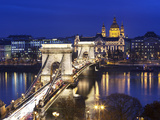 Chain Bridge and St. Stephen's Basilica at Dusk, UNESCO World Heritage Site, Budapest, Hungary, Eur Fotografie-Druck von Stuart Black