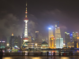 Pudong Skyline at Night across the Huangpu River, Oriental Pearl Tower on Left, Shanghai, China, As Fotografie-Druck von Amanda Hall