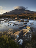 A Winter Morning View of the Mountain Sgurr Nan Gillean, Glen Sligachan, Isle of Skye, Inner Hebrid Lámina fotográfica por Jon Gibbs A Winter Morning View of the Mountain Sgurr Nan Gillean, Glen Sligachan, Isle of Skye, Inner Hebrid Lámina fotográfica por Jon Gibbs