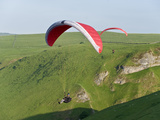 Paragliding Off Mam Tor, Derbyshire, Peak District, England, United Kingdom, Europe Photographie par Ben Pipe
