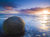 Moeraki Boulders, Otago, South Island, New Zealand, Pacific Fotografie-Druck von Ben Pipe