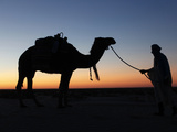 Camel Driver at Dusk in the Sahara Desert, Near Douz, Kebili, Tunisia, North Africa, Africa Photographie par  Godong