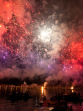 The Amazing Fireworks Display During the Night of Redentore Celebration in the Basin of St. Mark, V Fotografie-Druck von Carlo Morucchio
