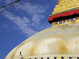 Man Praying in Front of the Dome of Boudha (Bodhnath) (Boudhanath) Stupa, Kathmandu, UNESCO World H Photographie par Simon Montgomery
