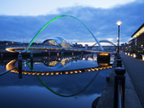 Gateshead Millennium Bridge, the Sage and Tyne Bridge at Dusk, Spanning the River Tyne Between Newc Lámina fotográfica por Mark Sunderland Gateshead Millennium Bridge, the Sage and Tyne Bridge at Dusk, Spanning the River Tyne Between Newc Lámina fotográfica por Mark Sunderland