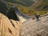 Chinese Man Climbs Great Wall of China, UNESCO World Heritage Site, Huanghuacheng (Yellow Flower) a Photographie par Kimberly Walker