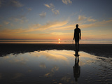Antony Gormley Sculpture, Another Place, Crosby Beach, Merseyside, England, United Kingdom, Europe Fotografie-Druck von Chris Hepburn