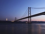 The 25 April Suspension Bridge at Dusk over the River Tagus (Rio Tejo), Christus Rei Is Illuminated Fotografie-Druck von Stuart Forster