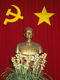 Bust of Ho Chi Minh and Vietnamese Socialist Flag, Vietnam, Indochina, Southeast Asia, Asia Fotografie-Druck von Stuart Black