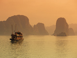 Traditional Boat Sailing Through Limestone Archipelago at Sunset, Ha Long Bay, UNESCO World Heritag Fotografie-Druck von Stuart Black