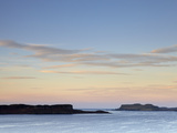 Morning Colours with a View across Loch Bracadale Showing Ardtreck Point and the Island of Oronsay, Lámina fotográfica por Jon Gibbs Morning Colours with a View across Loch Bracadale Showing Ardtreck Point and the Island of Oronsay, Lámina fotográfica por Jon Gibbs