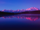Mt. Mckinley and the Alaska Range Reflect on Wonder Lake in the Early Morning Light Photographie par John Eastcott & Yva Momatiuk